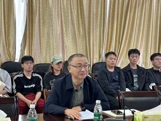 一群人坐在桌子前AI 生成的内容可能不正确。