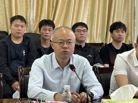 一群人坐在桌子前AI 生成的内容可能不正确。